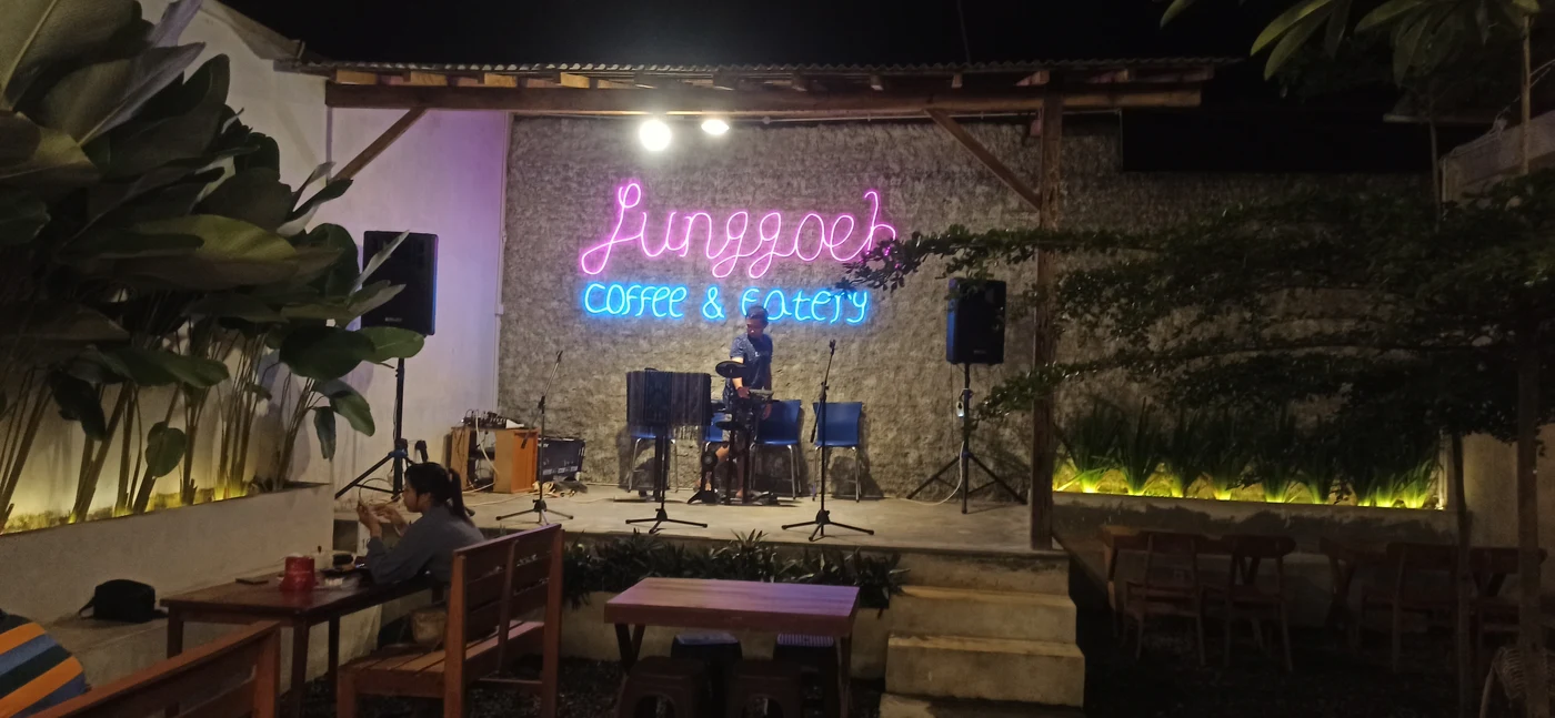 Panggung Live Music Akustik Lunggoeh Coffee