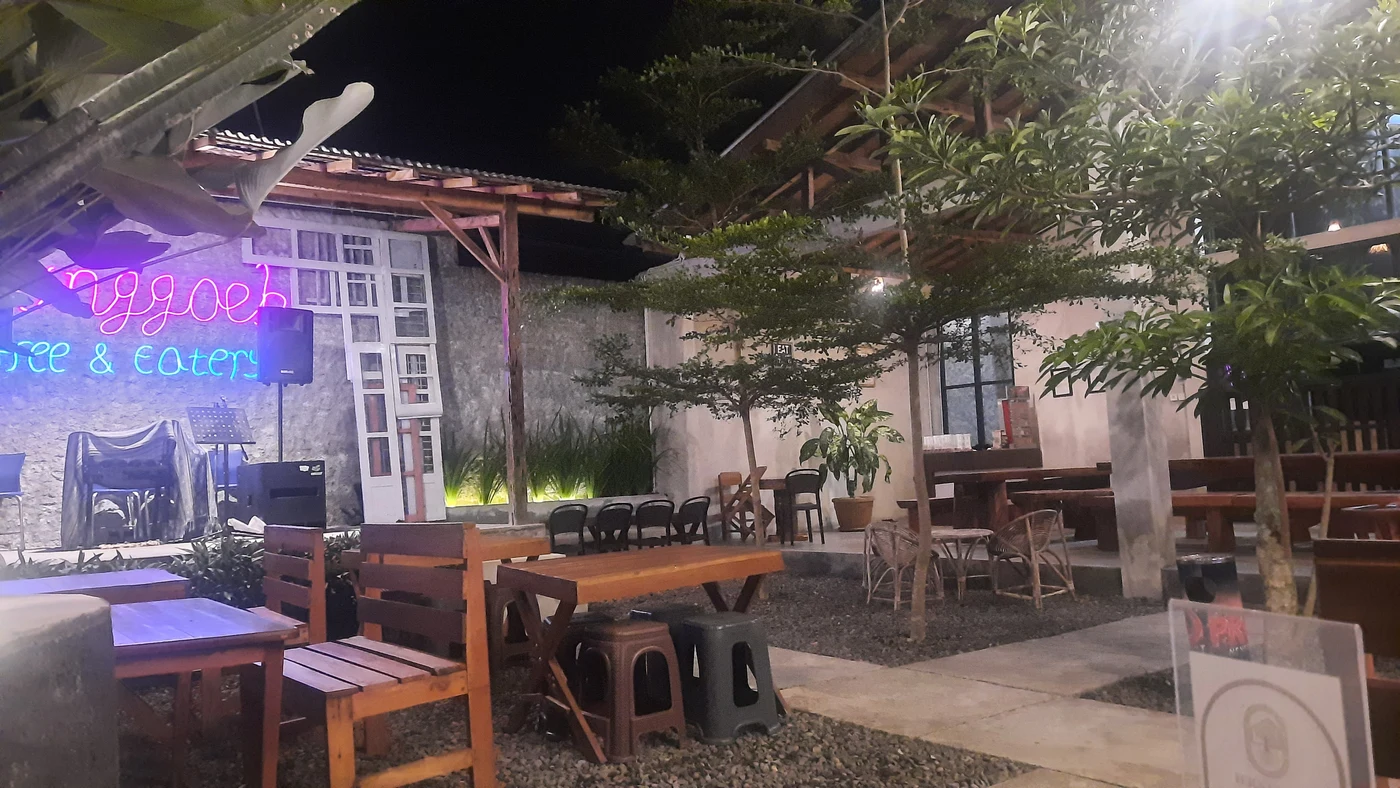 Area Courtyard Berkanopi Lampu Lunggoeh